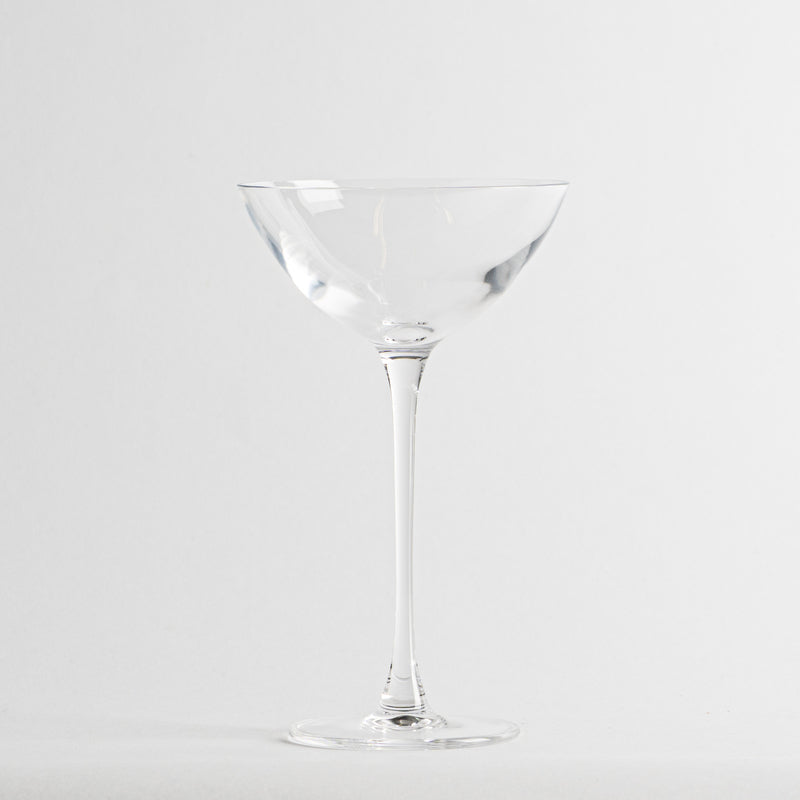 Verre transparent en verre en forme de coupe avec base ronde sur fond blanc