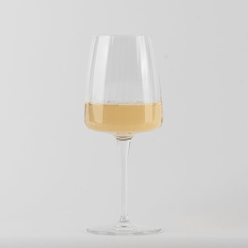 transparent Stielmed glass aus Glas mit Weißwein chiaro auf neutral weißer Hintergrund