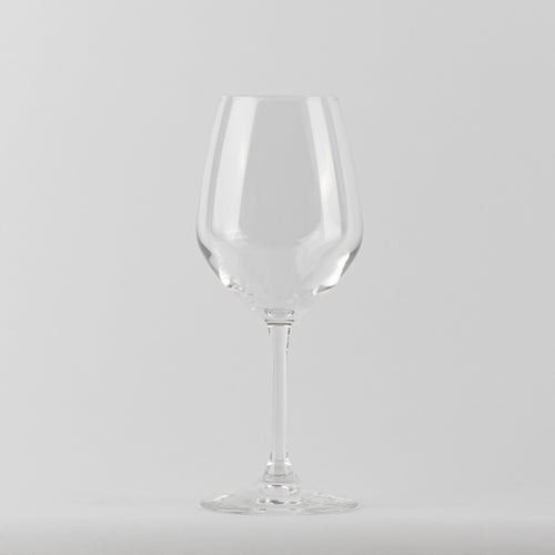 Transparentes Weinglas aus Glas mit dünnem Stiel und runder Basis auf hellgrauem Hintergrund.