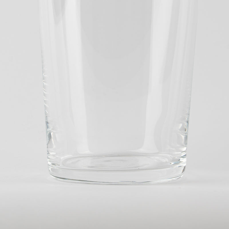 Vaso transparente de cristal con superficie lisa sobre fondo claro