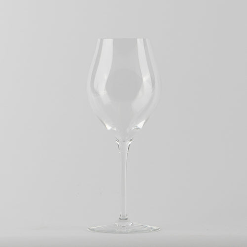 Transparent Weinglas aus Glas mit langer Stiel und runder Fuß auf hellgrauer Hintergrund