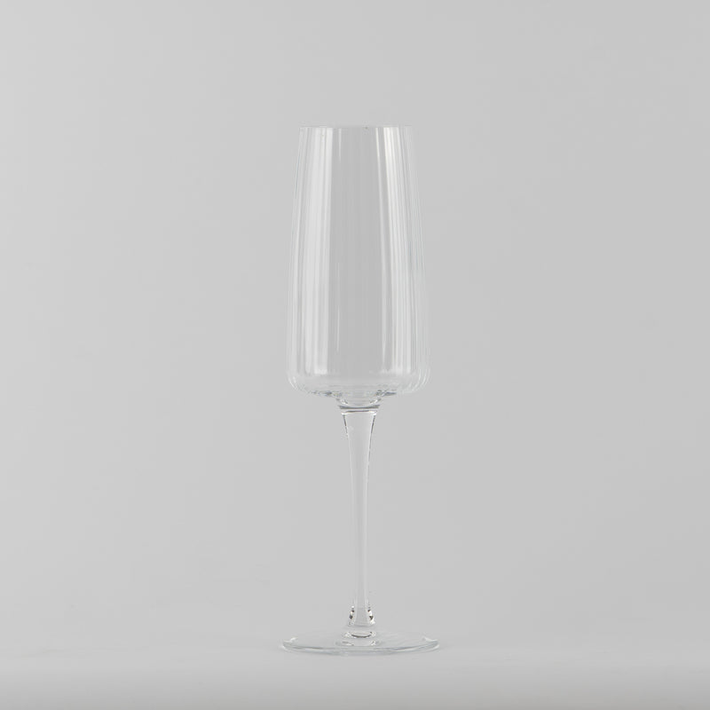 transparent champagne glass en verre avec tige fine sur uniform fsurd blanc