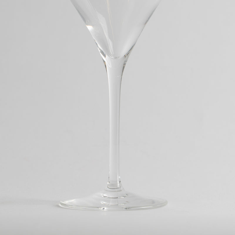 verre transparent en verre avec lsurgue tige sur uniform fsurd blanc
