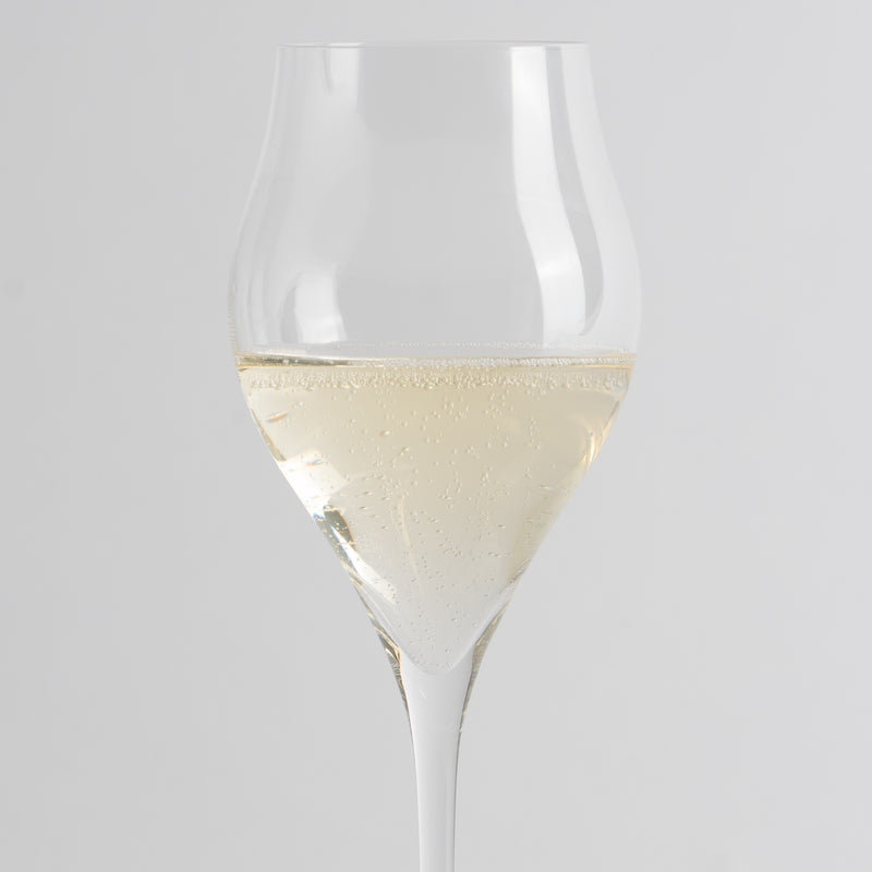 transparent tigemed glass en verre avec straw-jaune sparkling liquid sur fsurd gris clair