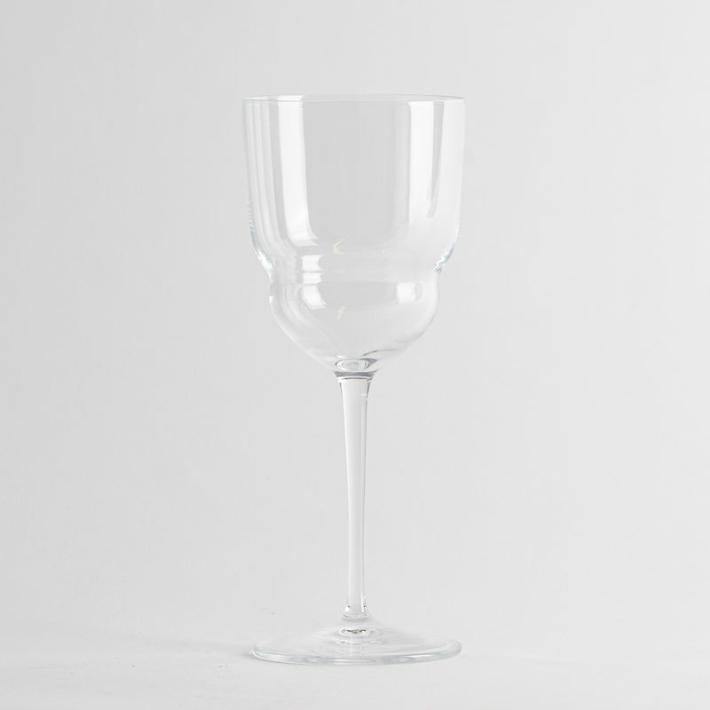 Transparentes Glas-Weinglas mit dünnem Stiel auf einheitlichem weißem Hintergrund