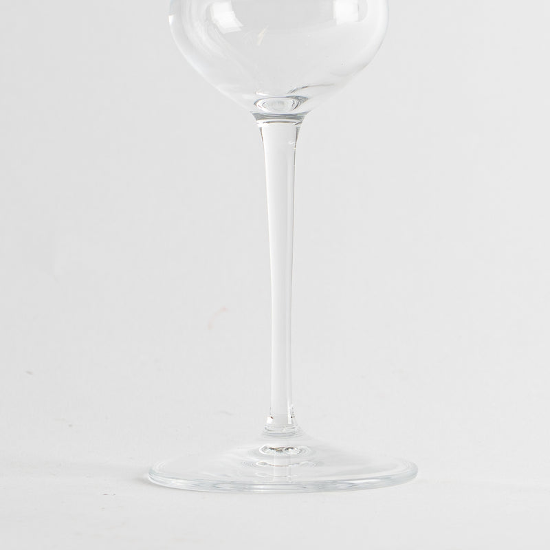 Transparentes Glas-Weinglas mit dünnem Stiel und flachem Fuß auf weißem Hintergrund