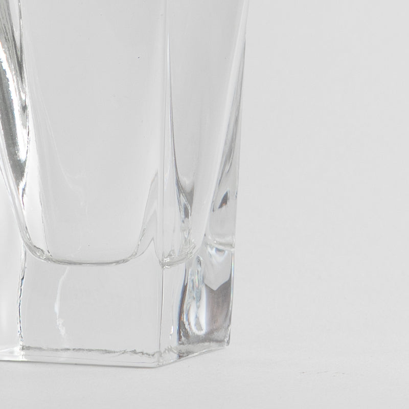 base transparente de vaso de vidrio con facetas, sobre fondo blanco uniforme