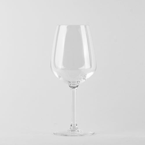 Transparentes Glas-Weinglas für Wein mit dünnem Stiel und rundem Fuß auf weißem Hintergrund