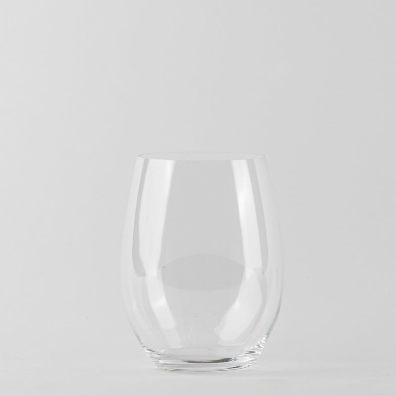 Transparant glas met ronde bodem op uniforme witte achtergrond
