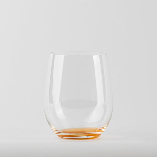 Verre transparent en verre avec base orange sur fond blanc