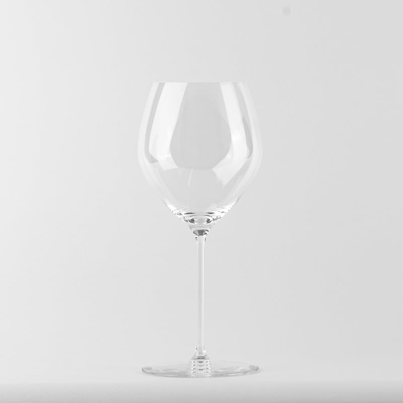 transparente copa de vino de vidrio csobre copa amplia y tallo fino sobre fsobredo blanco