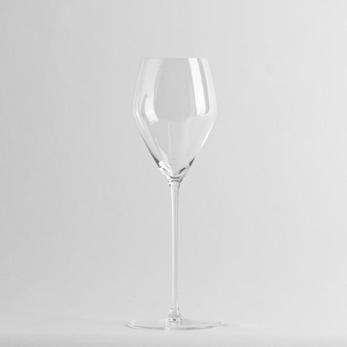 calice trasparente in vetro con stelo lungo e base piatta su sfondo bianco uniforme