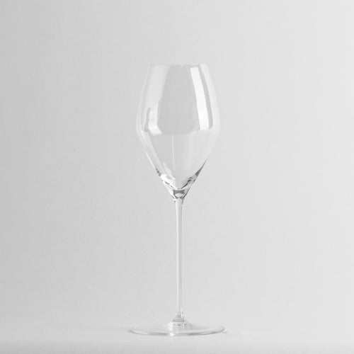 bicchiere da vino trasparente in vetro con gambo lungo, sfondo bianco uniforme