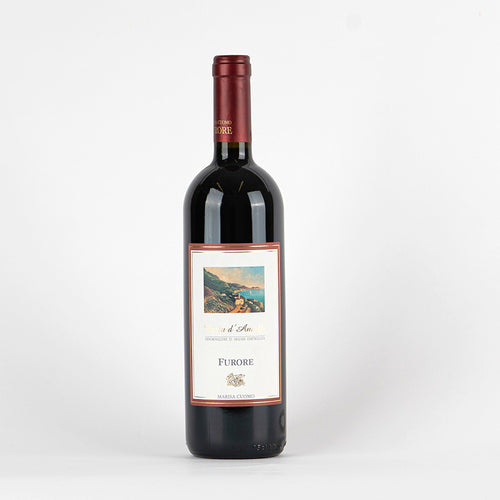 Bouteille de vin rouge sombre avec étiquette blanche décorée d'image paysagère et texte Costa d'Amalfi Furore Marisa Cuomo sur