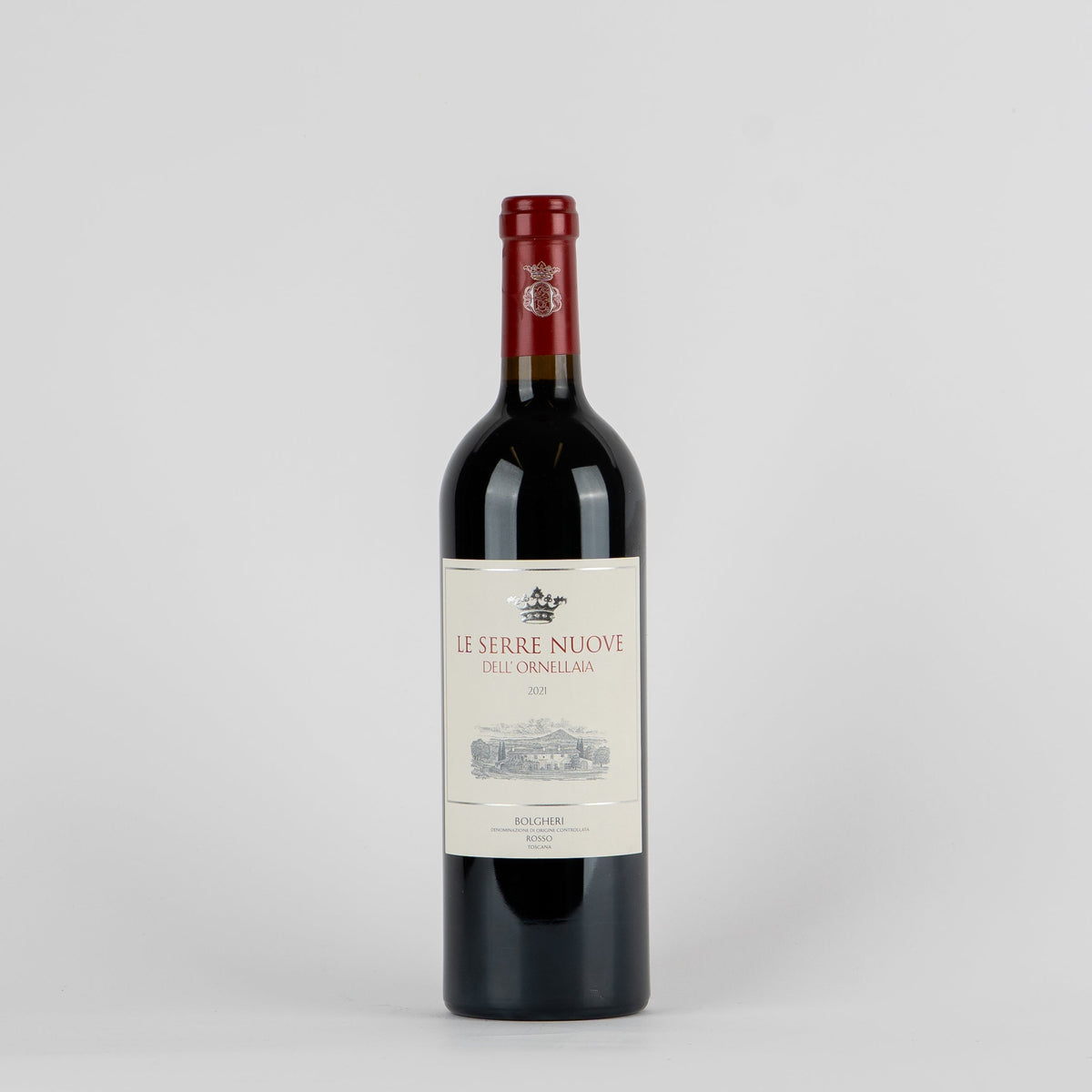 bottiglia di vino rosso Le Serre Nuove dell'Ornellaia 2021 con etichetta beige e tappo rosso su sfondo bianco uniforme