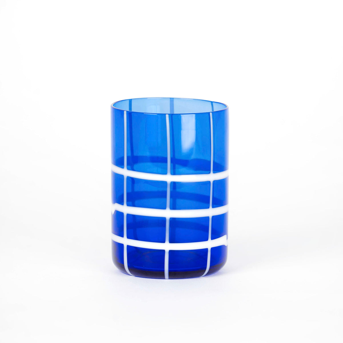 Verre bleu transparent avec lignes blanches horizontales et verticales, fond blanc simple