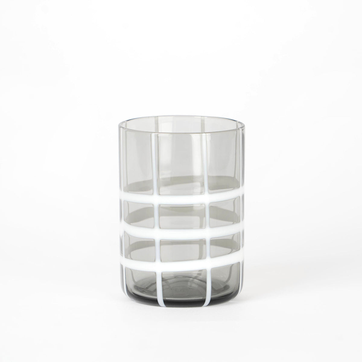 smoke gris verre transparent en verre avec white checkerouge decoratisur sur fsurd blanc