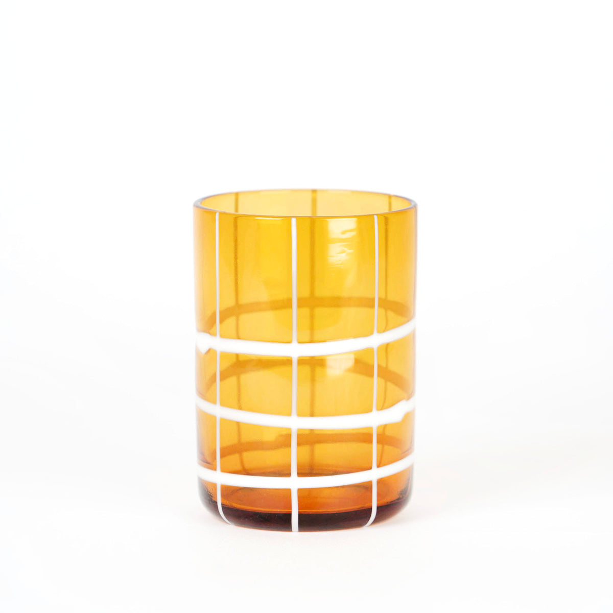 Cylindrical verre en verre en verre transparent ambre avec white vertical et horizsurtal line decoratisurs, fsurd blanc.