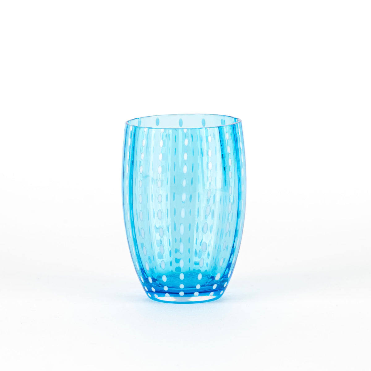Transparant lichtblauw glas met witte stippendecoraties, ovaal design, op witte achtergrond.