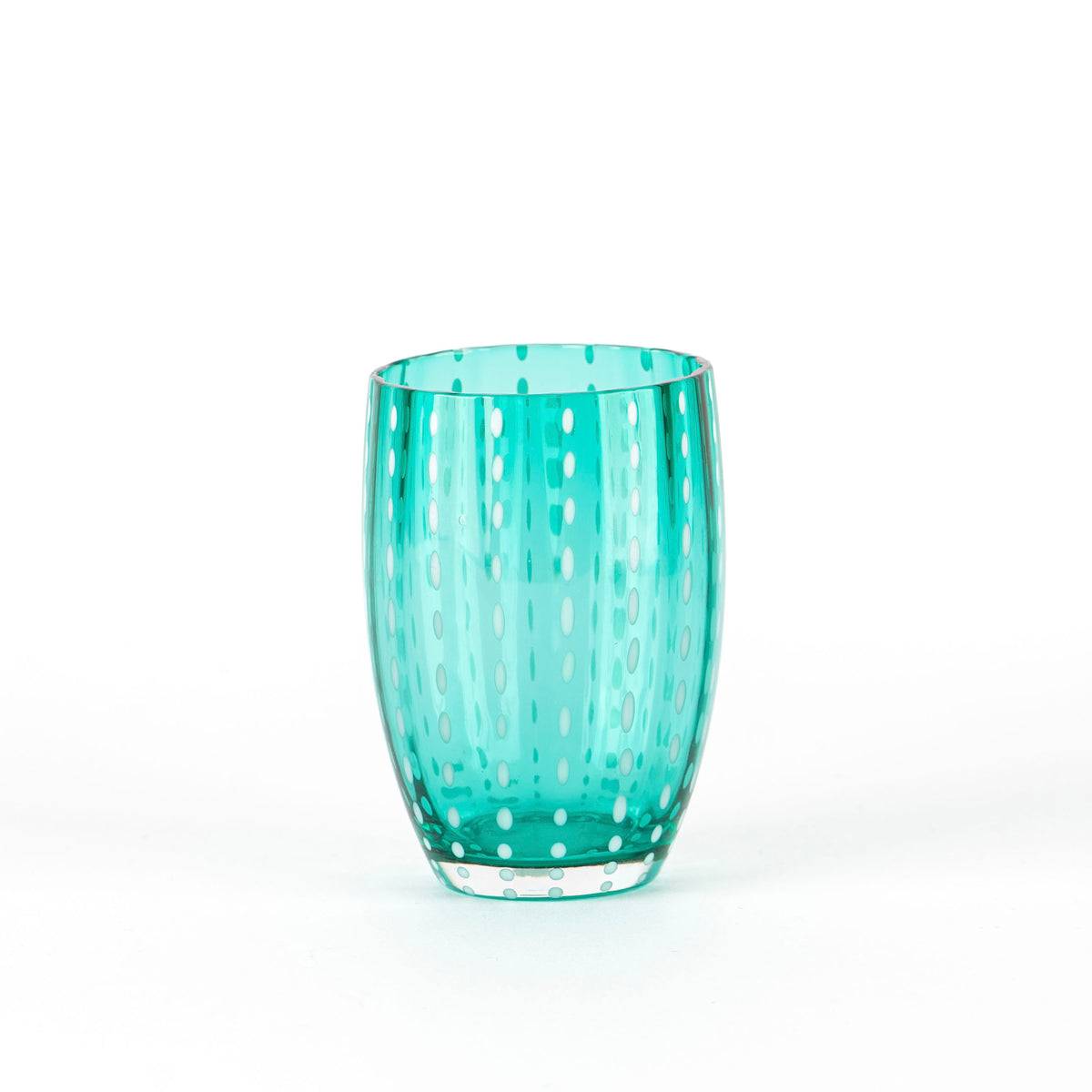 Transparant turquoise glas met verticaal wit stippenmotief, op witte achtergrond.