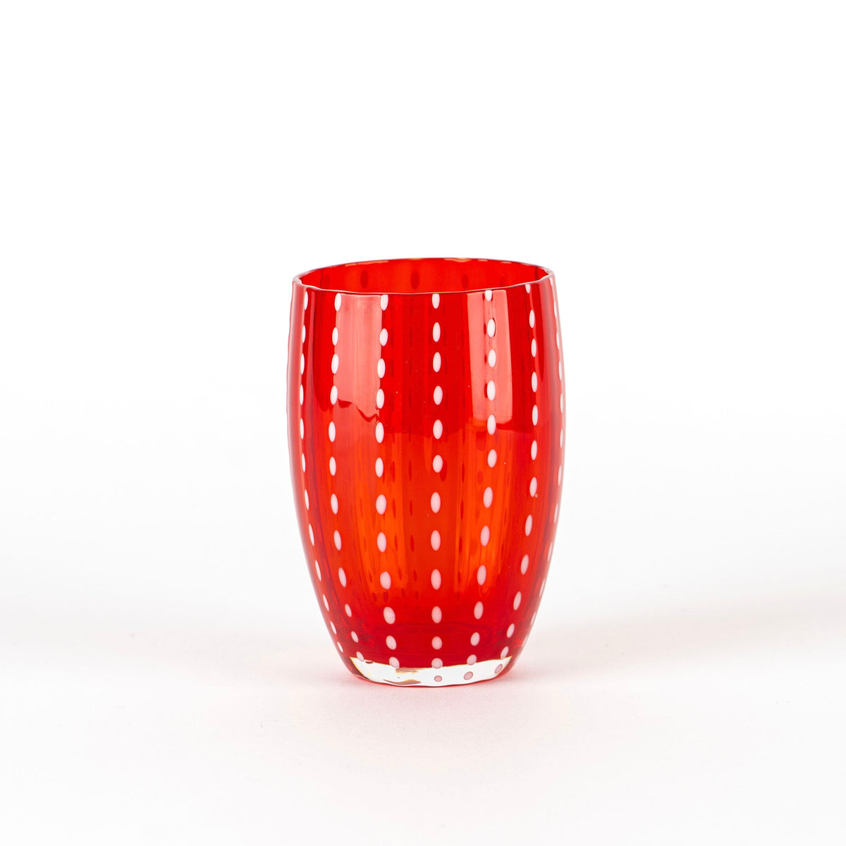 Glazen beker rood transparant met white vertical dot decoratiops op witte achtergropd.