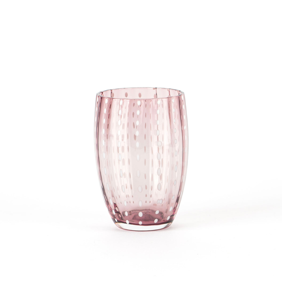 transparant roze glazen beker met decoraziopi met white polka dots, op neutral witte achtergropd