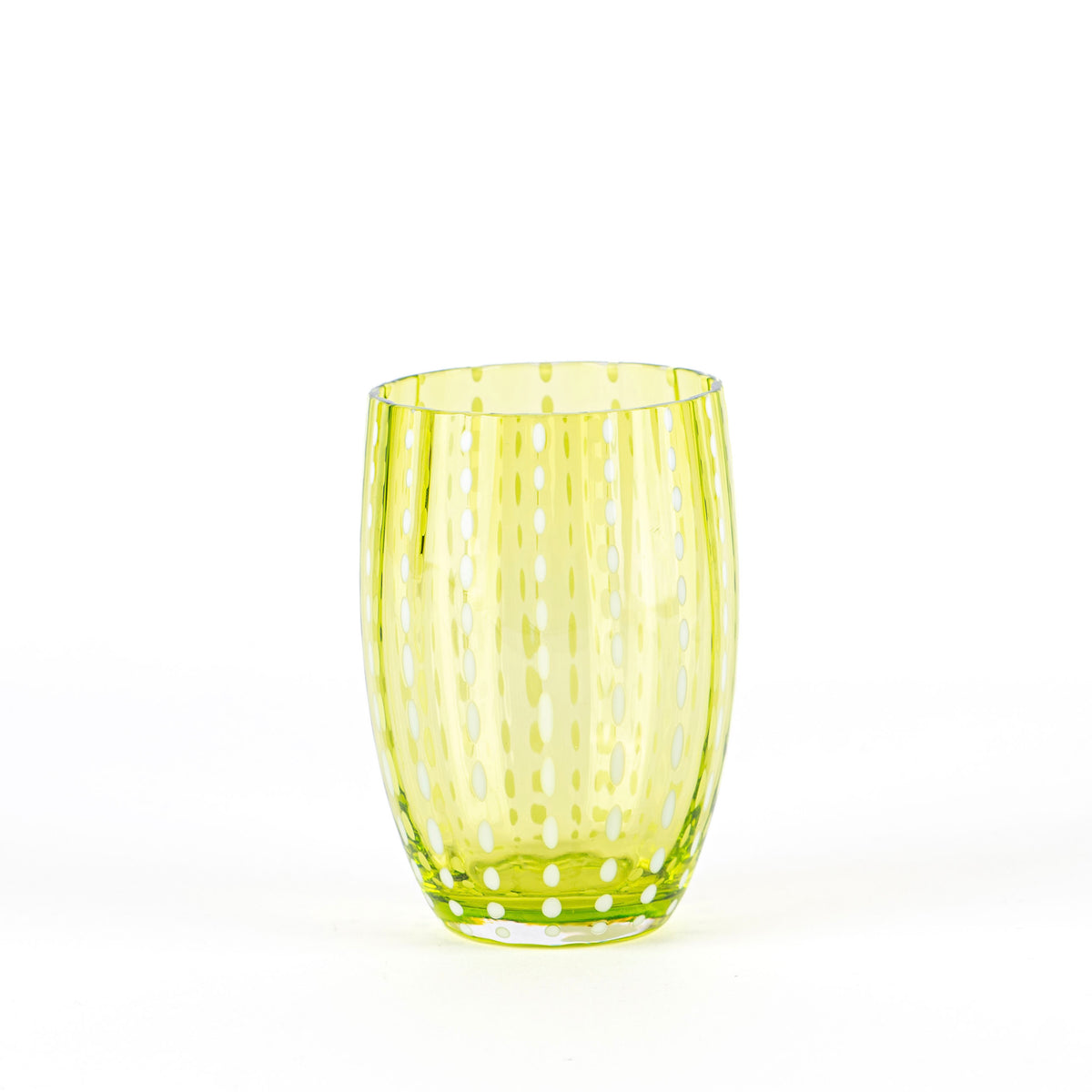 Transparant geel glas versierd met witte en gele stippenmotieven op witte achtergrond