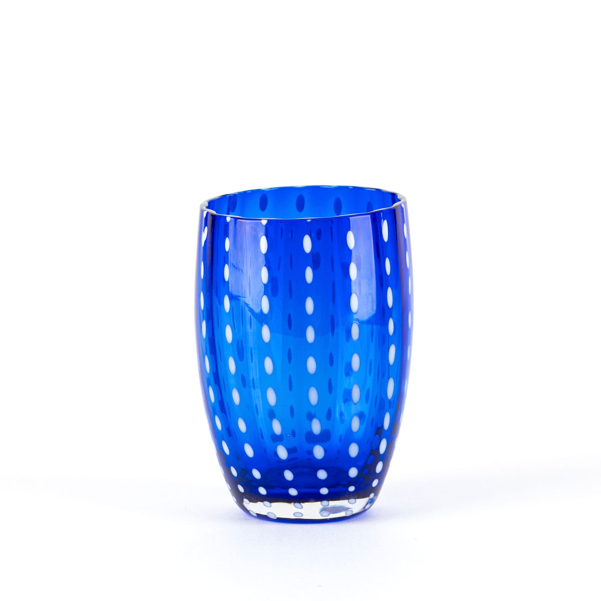 Glazen beker blauw transparant met white dot decoratiops, rounded cilindrische vorm, transparant bottom, witte achtergropd.