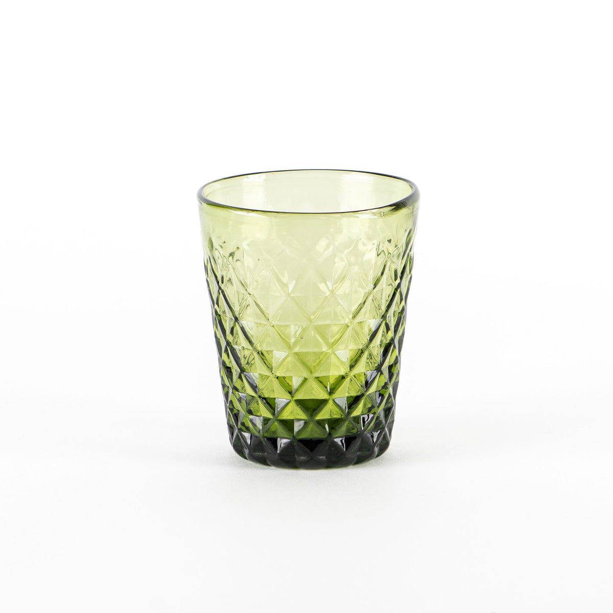 Verre en verre vert avec geometric en relief surface, fsurd blanc.