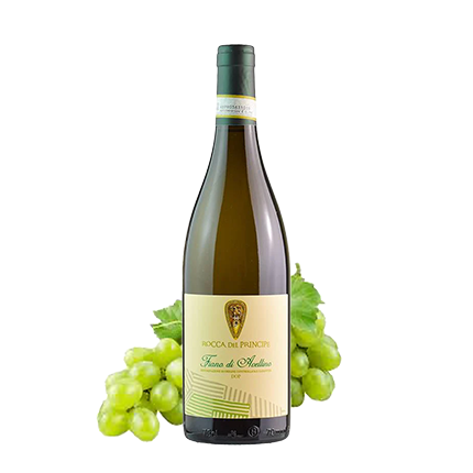 Bottiglia di vino bianco con etichetta Rocca del Principe Fiano di Avellino DOP e grappolo di uva verde sullo sfondo bianco.