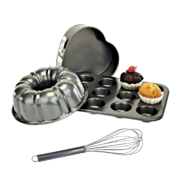 Set da forno con stampi in metallo per torta a forma di cuore, ciambella e muffin, e frusta con manico nero.