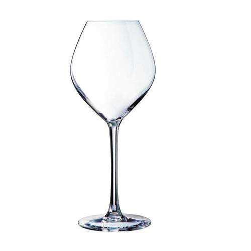 transparent Weinglas aus Glas mit dünner Stiel und weite Schale a forma arrotaufdata auf weißem Hintergrund