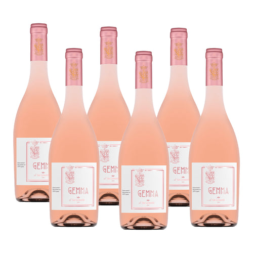 Sette bottiglie di vino rosato, etichetta bianca con scritta "GEMMA", tappi rosa. Bottiglie con forma slanciata e colore tenue.