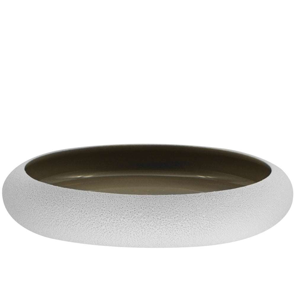 Bol bas rond avec bord extérieur blanc épais et rugueux et intérieur lisse marron clair sur fond blanc