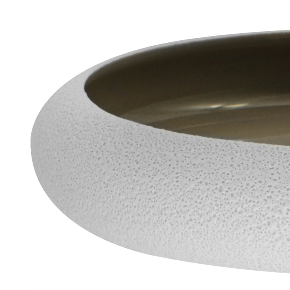 Bord de bol rond avec extérieur blanc poreux et intérieur lisse beige, sur fond blanc.