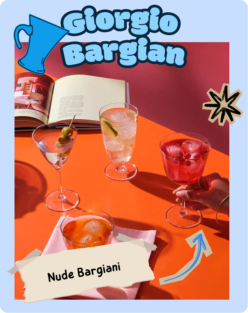 Bicchiere di vino bianco con ghiaccio e limone, sfondo arancione, marchio Giorgio Bargian - Nude Bargiani.