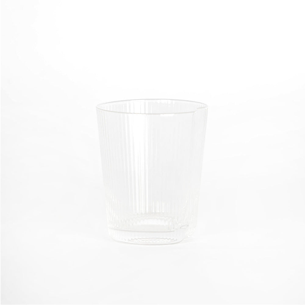 Gobelet transparent en plastique rigide avec surface cannelée et fond épais blanc sur fond blanc