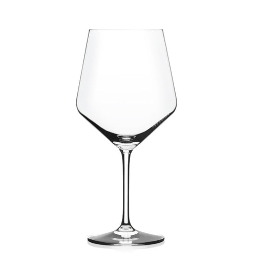 Verre transparent en verre avec tige fine et base ronde, environnement neutre avec fond blanc