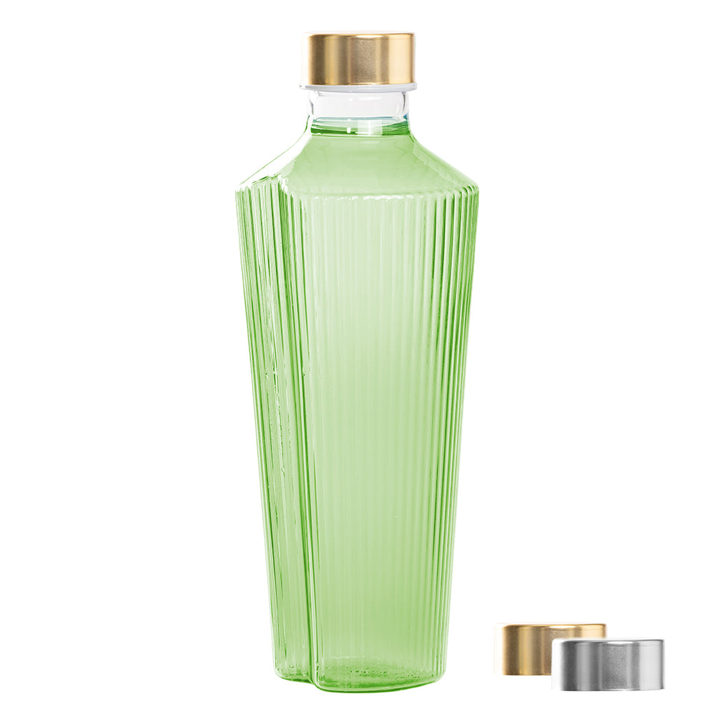 Botella verde con estrías verticales y tapón dorado, flanqueada por tapones dorado y plateado. Fondo blanco.
