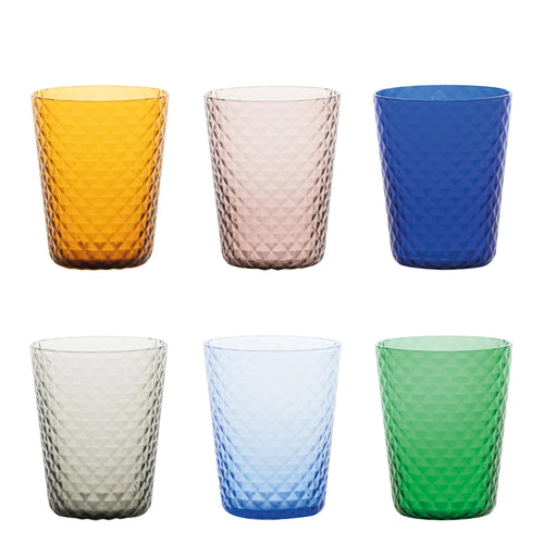 Six verres en verre coloré avec surface en relief, disposés sur fond blanc.
