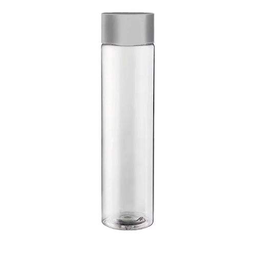 Bottiglia cilindrica trasparente con tappo grigio, superficie liscia e materiale plastico, sfondo bianco neutro.