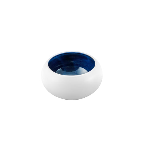 ciotola rotonda in ceramica bianca con interno smaltato lucido blu, sfondo bianco neutro, senza altri elementi visibili