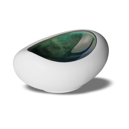 ciotola ovale in ceramica bianca con interno smaltato verde e blu, superficie lucida, su sfondo bianco neutro