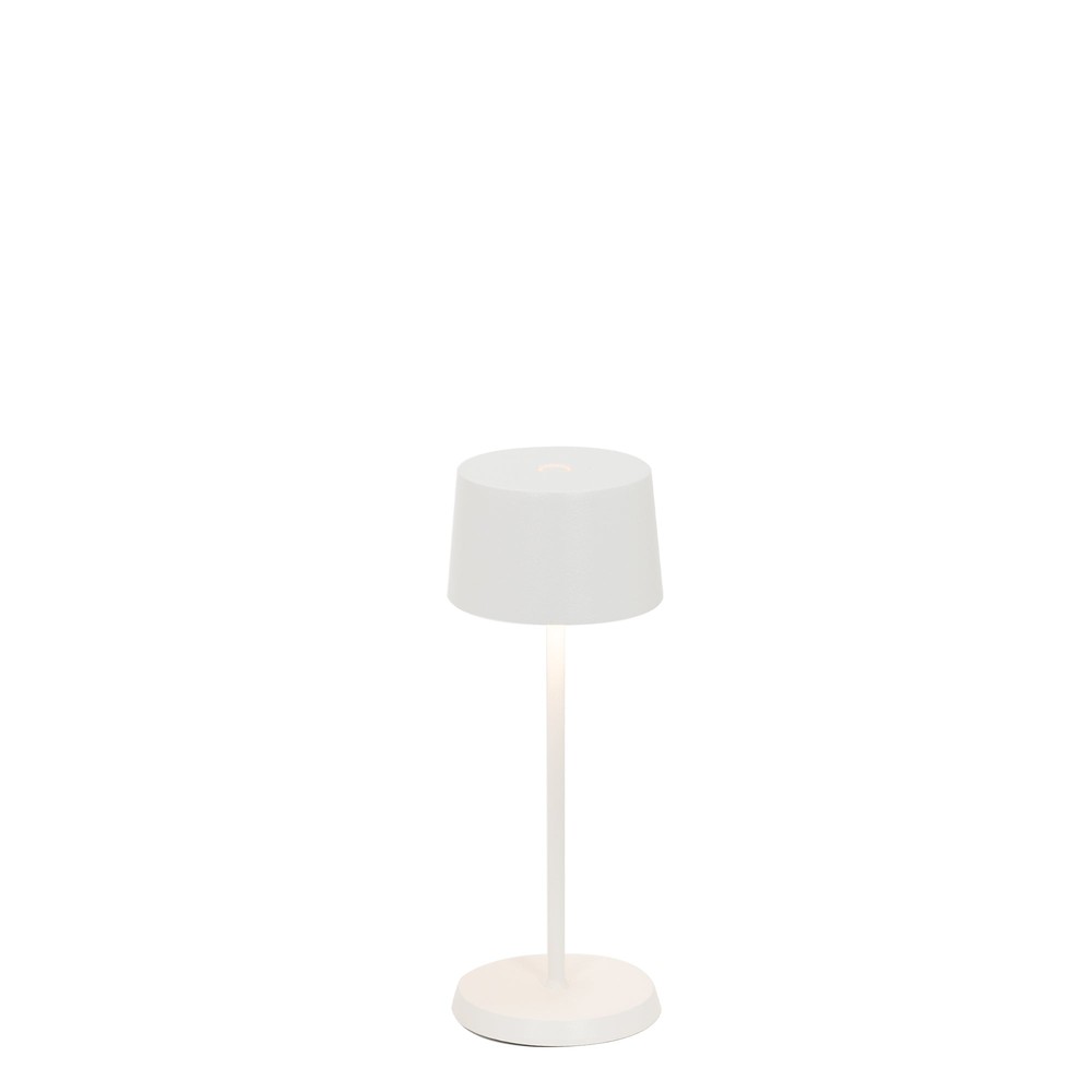 Lampada da tavolo con base tonda, gambo lungo e paralume cilindrico, tutto in bianco. Design semplice e moderno.