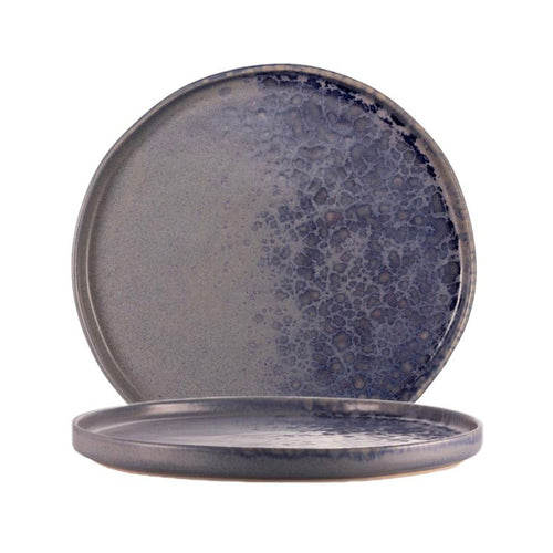 due piatti in ceramica tonda con effetto sfumato e maculato blu e grigio su fondo bianco