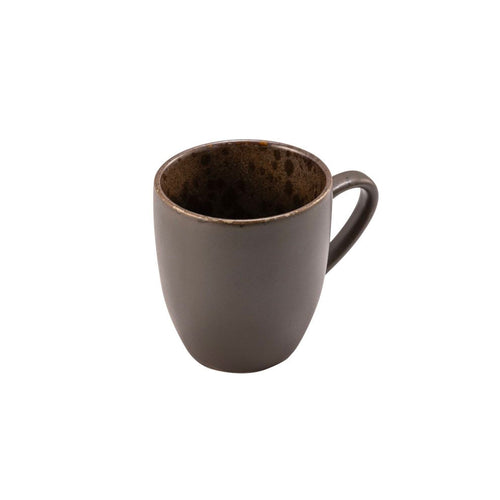 tazza in ceramica color marrone scuro opaco con interno marrone più intenso maculato e manico stondato, su sfondo bianco