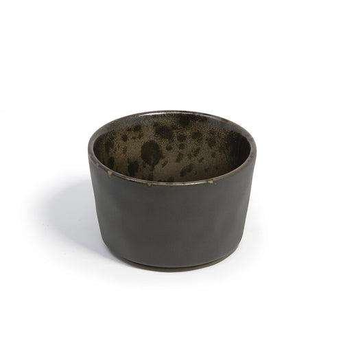 Ciotola rotonda in ceramica color grigio scuro con interno marrone maculato, su sfondo bianco.