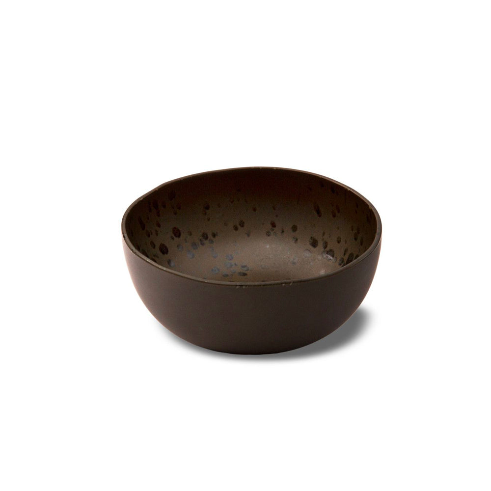 Bol rond marron foncé avec taches noires intérieures, en céramique, sur fond blanc.