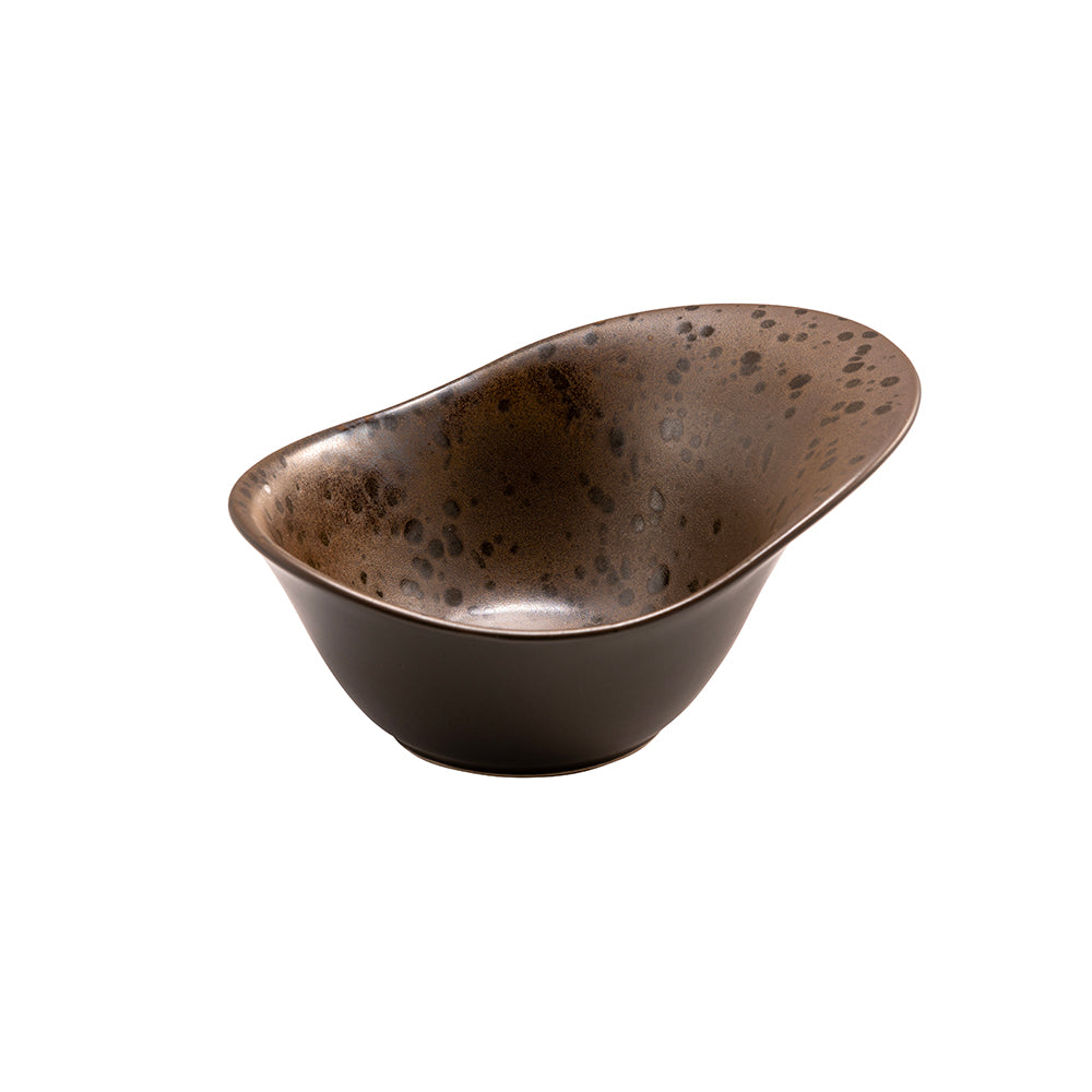 Bol irrégulier marron avec taches foncées à l'intérieur, céramique émaillée, fond blanc.
