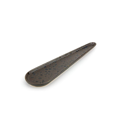 Plateau long et étroit en céramique marron avec taches sombres, pointu d'un côté et arrondi de l'autre, sur fond blanc.